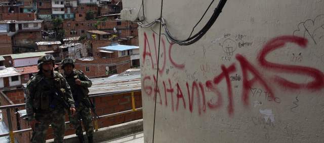 Foto: Portal El Colombiano/ Las Autodefensas Gaitanistas reclaman reconocimiento y un proceso de paz | En varios barrios de la comuna13 de Medellín 